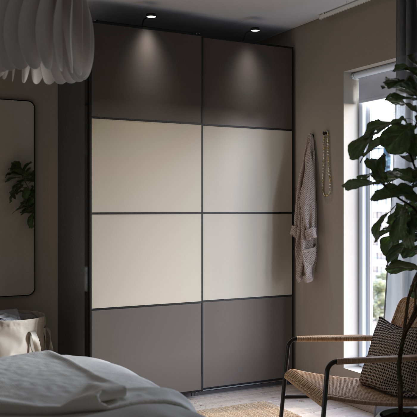 Une armoire-penderie PAX double face gris foncé/gris-beige dans une chambre