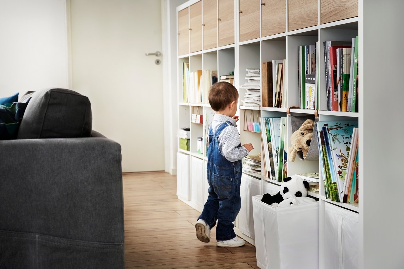 un enfant devant un bibliothèque KALLAX