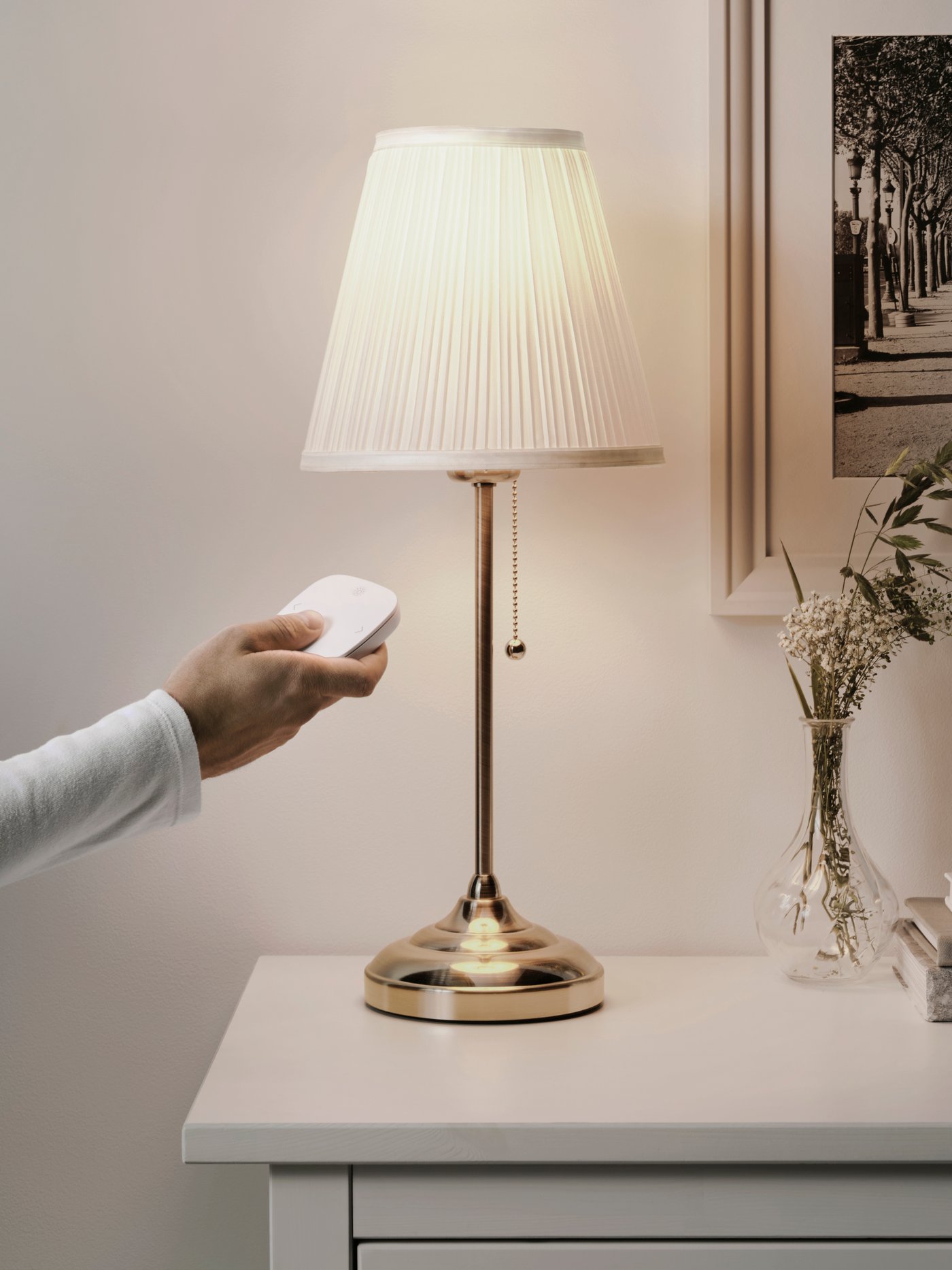 A smart wireless dimmable/white spectrum TRÅDFRI starter kit