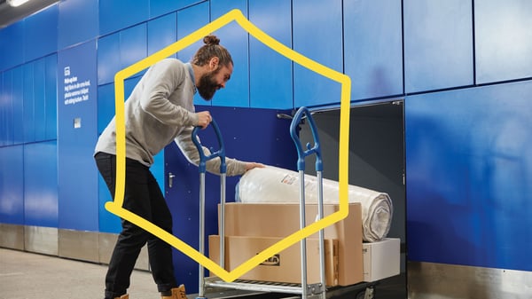 En IKEA kund som hämtar sina Click & collect varor från ett pick-up skåp på ett IKEA varuhus.