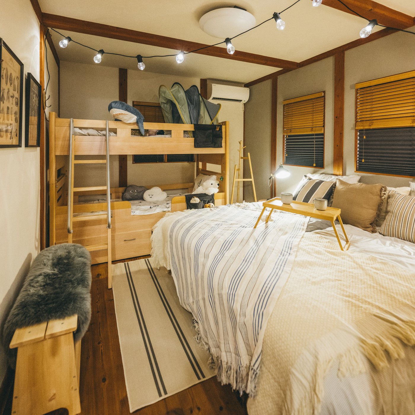 ウッドテイストのぬくもりある寝室。