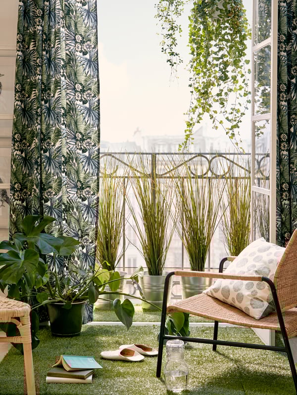 Balkon mit RUNNEN Kunstrasen