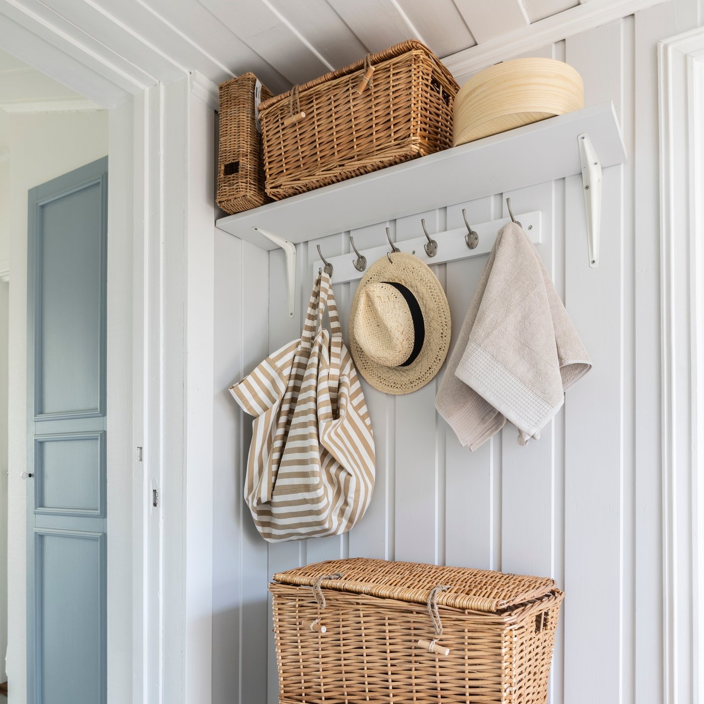 Entreen på hytta full av naturmaterialer.