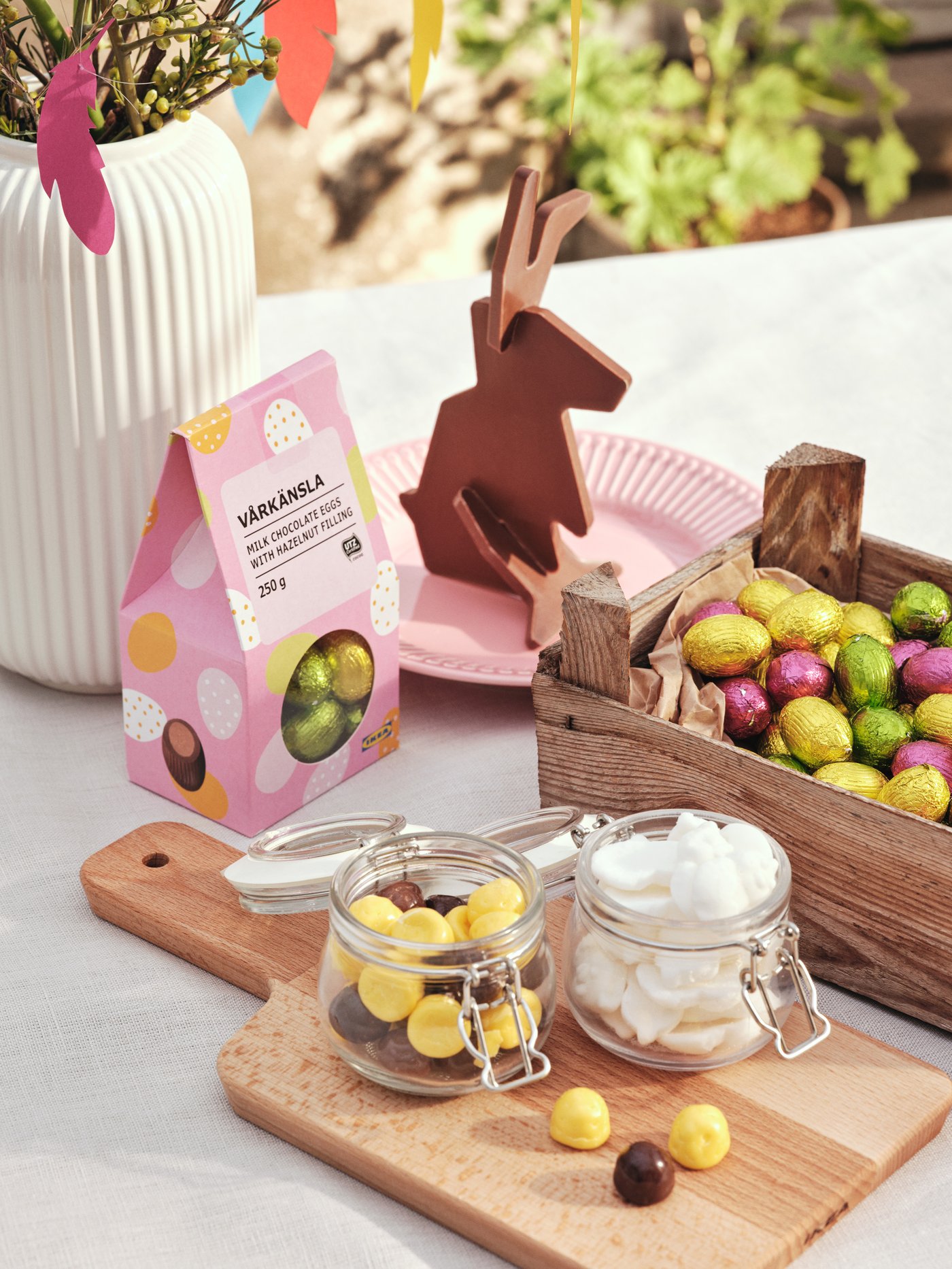 A table with a white tablecloth, VÅRKÄNSLA milk chocolate eggs