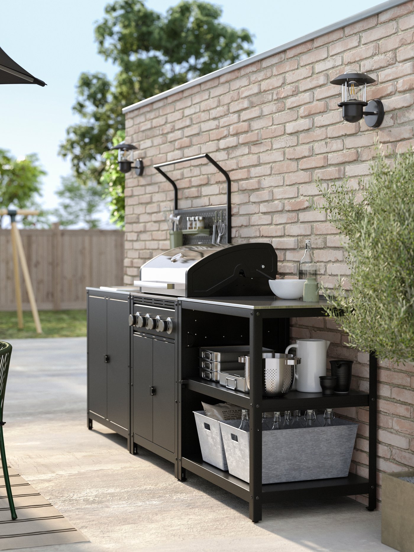 Grillskär utekök mot murad vägg.