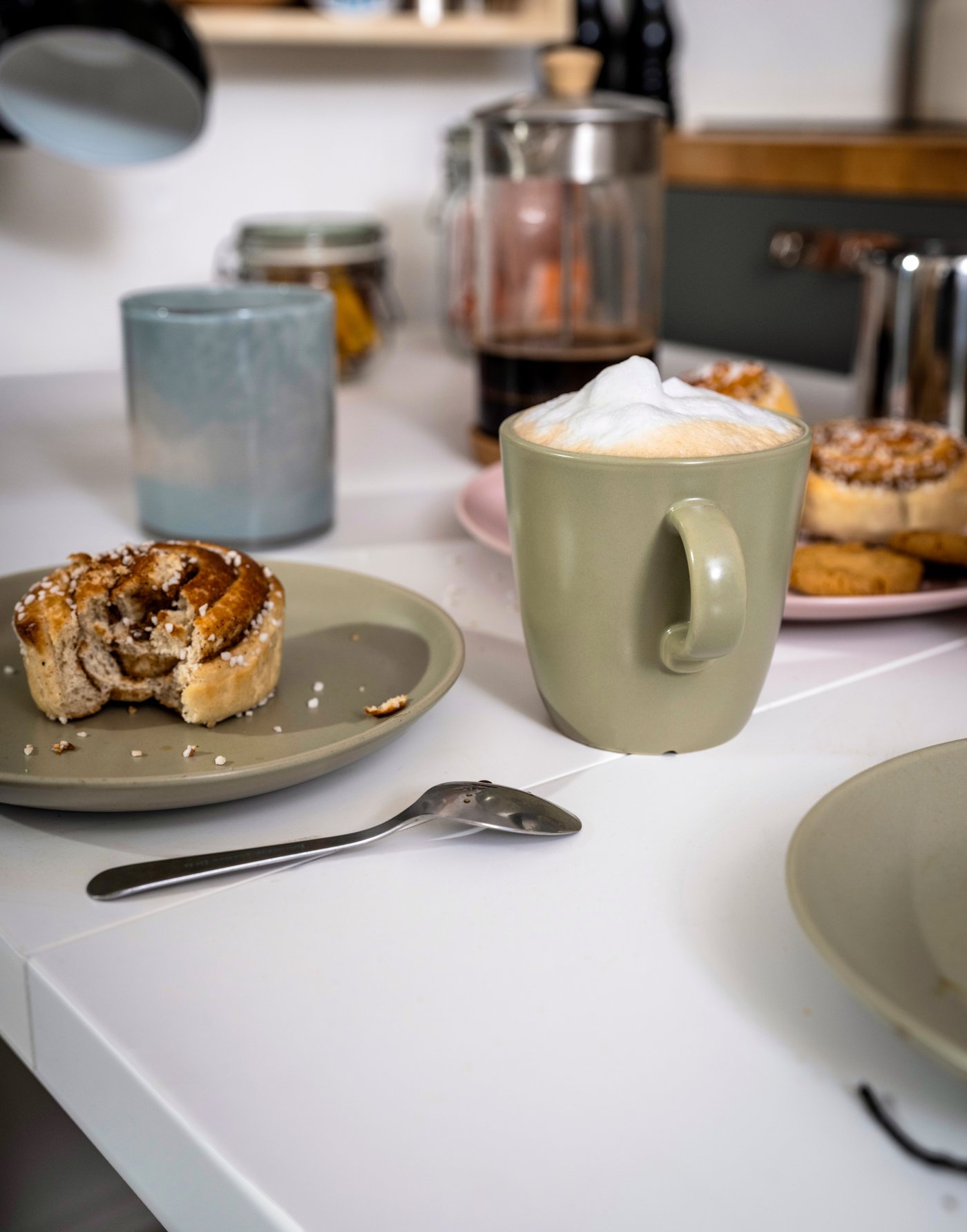 En mattgrön FÄRGKLAR sidoplatta