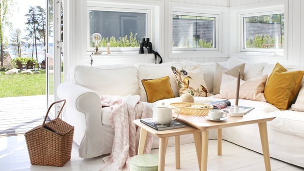 En stor og god EKTORP sofa i en lys hyttestue.