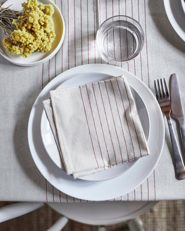 A stripe pattern red/natural VIPPSTARR napkin