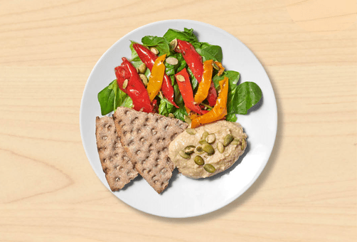 Assiette garnie de houmous et salade
