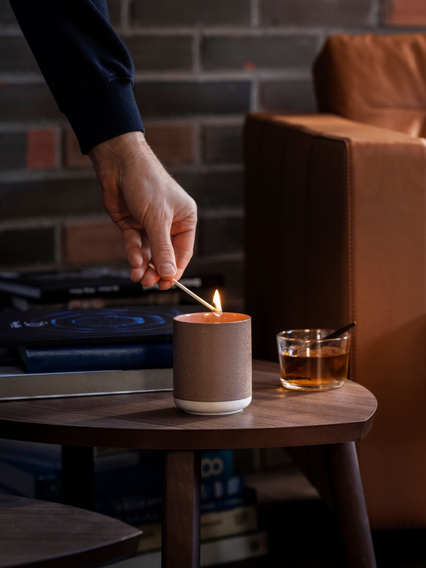 A leather & vanilla/brown SILKESTRÄD scented candle in ceramic jar