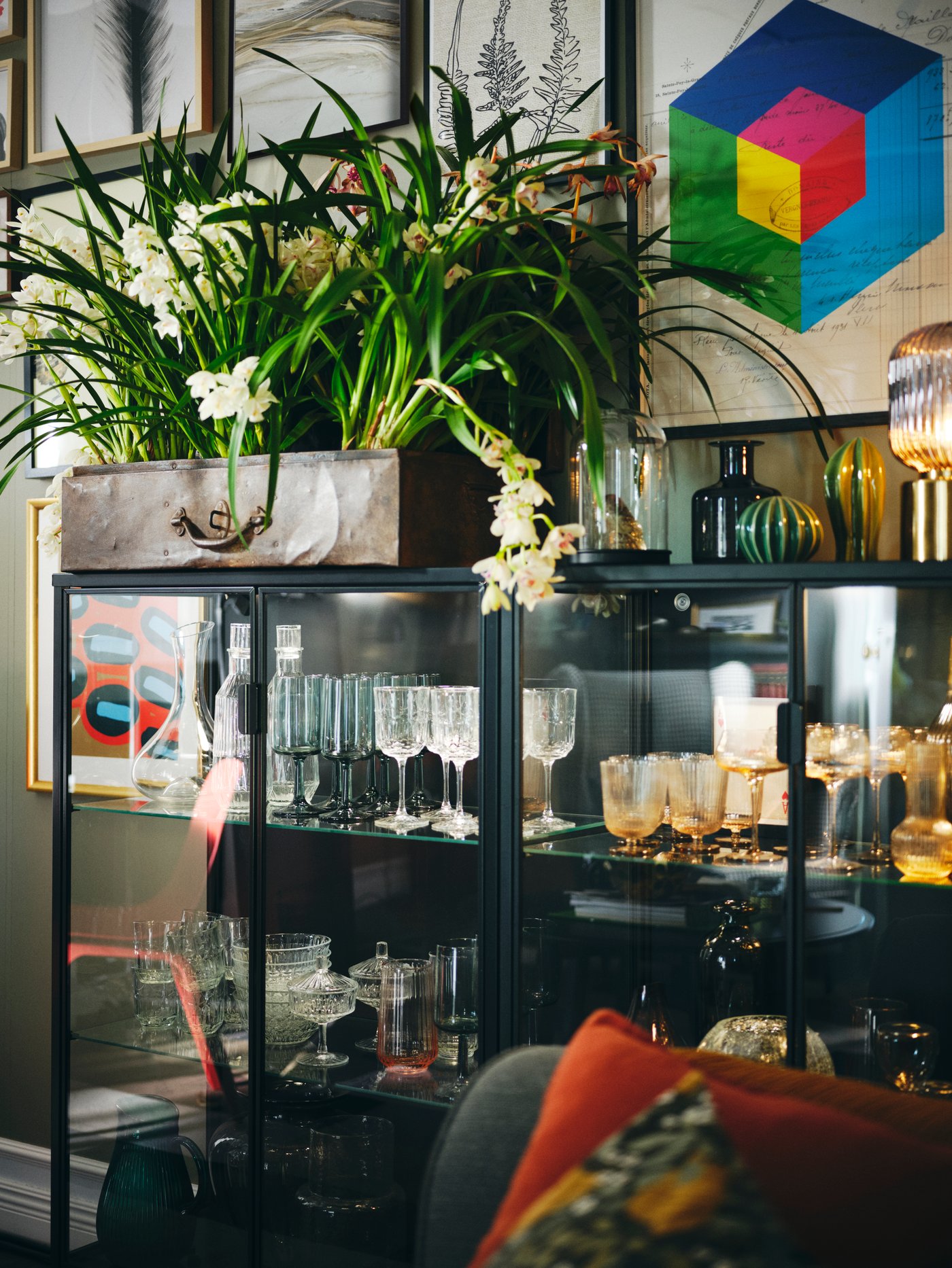 A clear glass/patterned SÄLLSKAPLIG wine glass