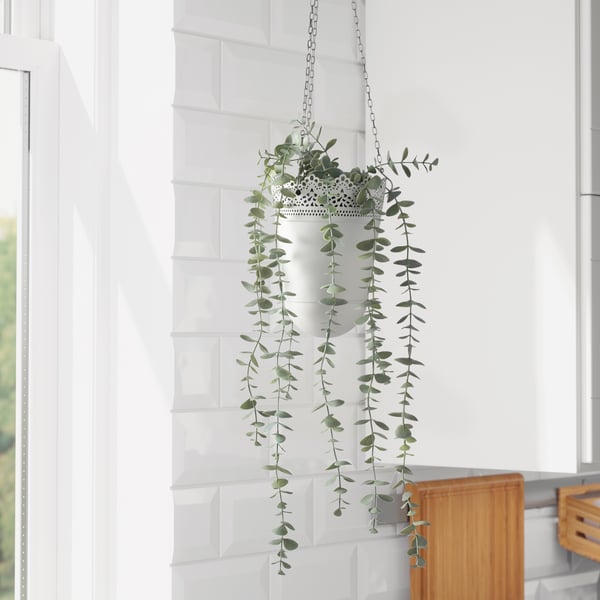 Ein Blumentopf mit einer FEJKA Kunstpflanze ist zu sehen.