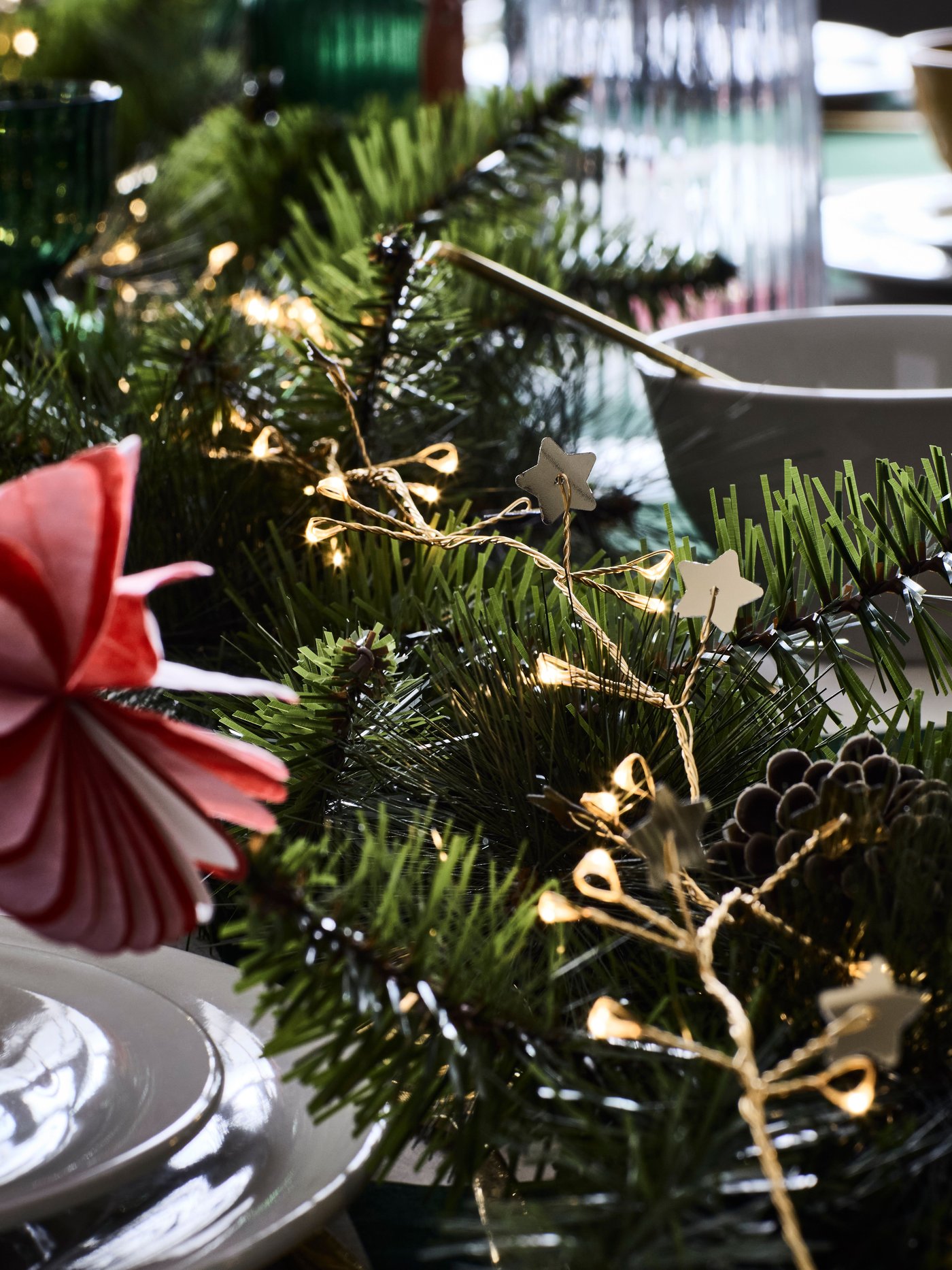 A battery-operated mini/star gold-colour STRÅLA LED lighting chain with 80 lights