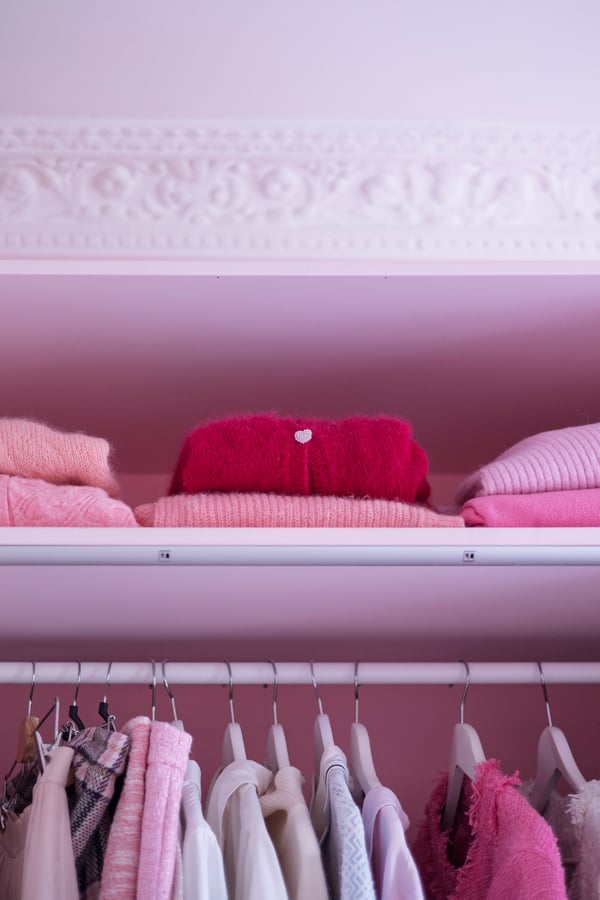 PAX skap malt rosa med KOMPLEMENT garderobestang.