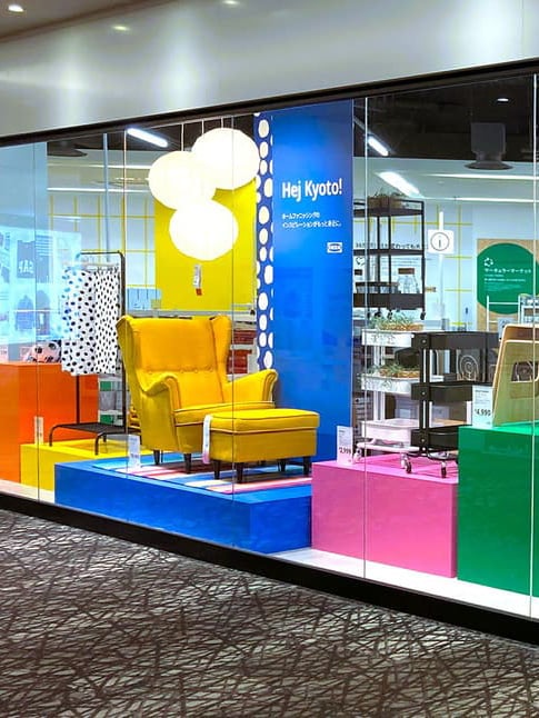 IKEA京都 店内の様子 パーソナルチェアやクッションが展示されている様子