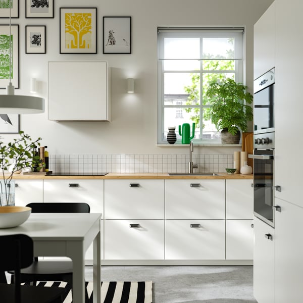 A wireless dimmable white spectrum/white NYMÅNE LED pendant lamp in the kitchen