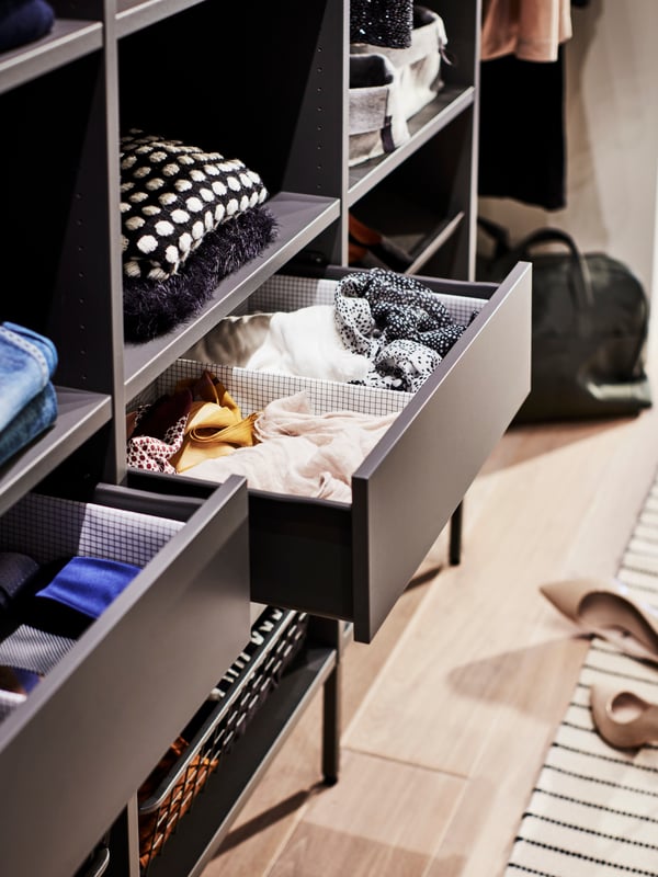 forsvinde Hører til web Make a walk-in wardrobe - IKEA