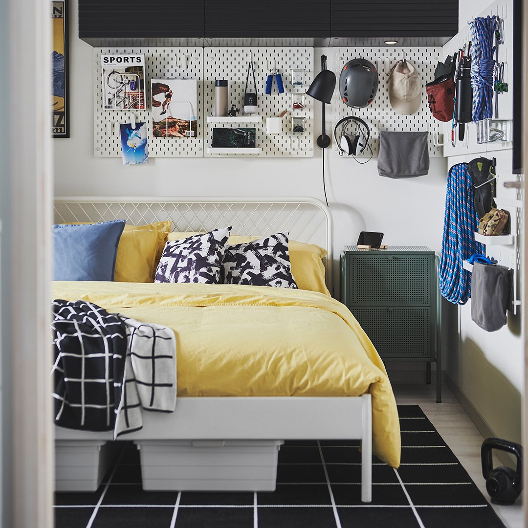 Cama NESTTUN en la que parece ser una habitación juvenil. SObre la cama hay paneles con accesorios colgando de forma ordenada.