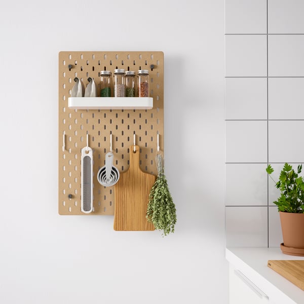 Eine Holz-SKÅDIS-Stecktafel