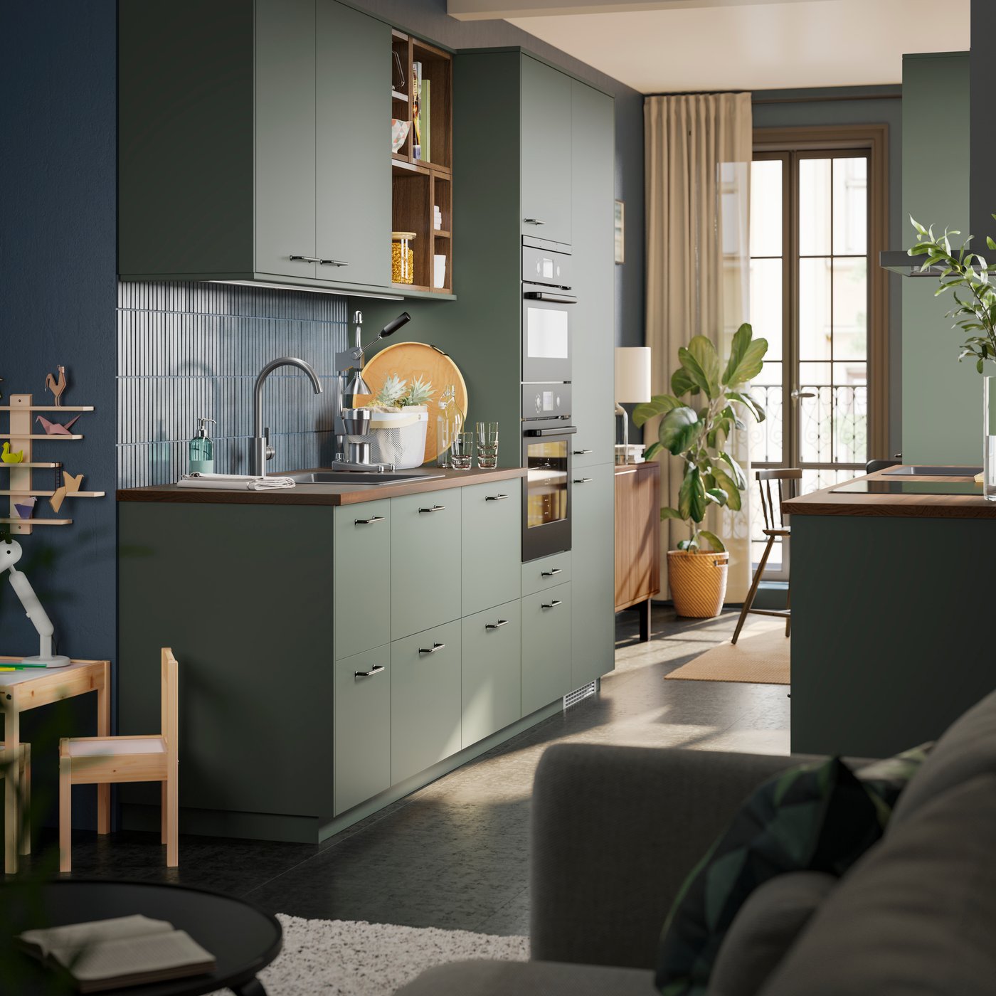 Et grågrønt kjøkken med mørke og tre detaljer.