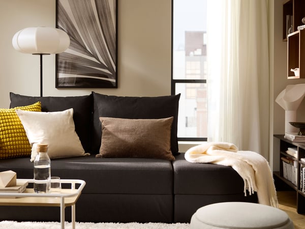 Un plaid KLIPPOXEL blanc cassé dans le salon