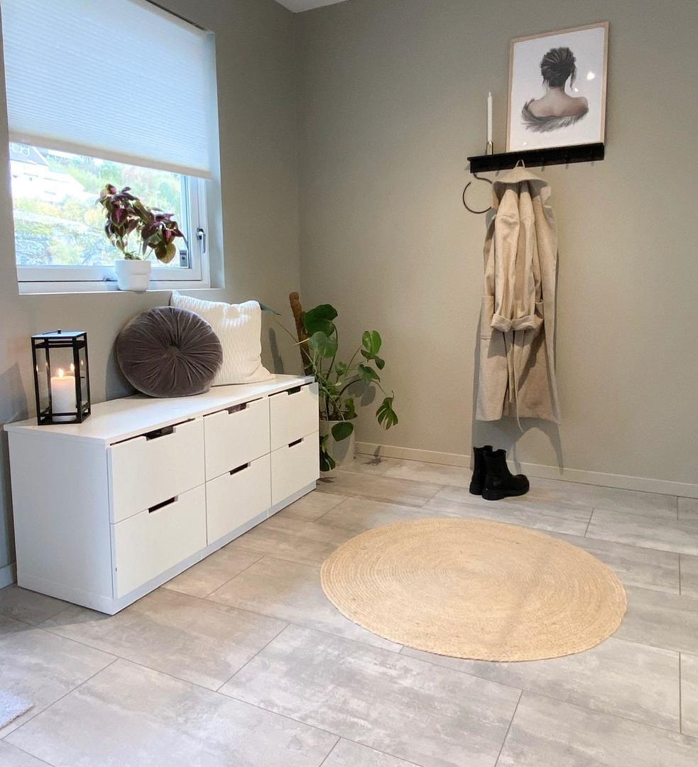 Una cómoda blanca NORDLI de 6 cajones