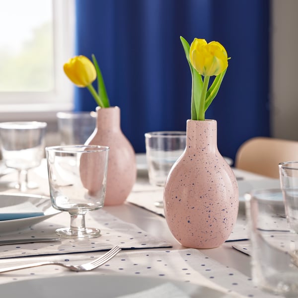 Una tavola con vaso rosa BLODBJÖRK 