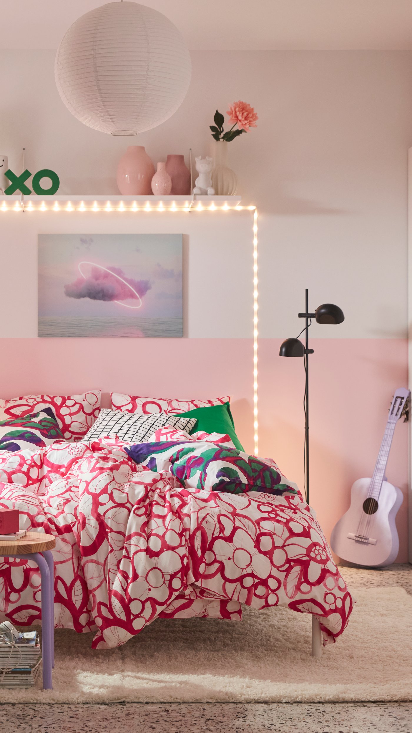 Une étagère TRANHULT en tremble teinté blanc dans une chambre