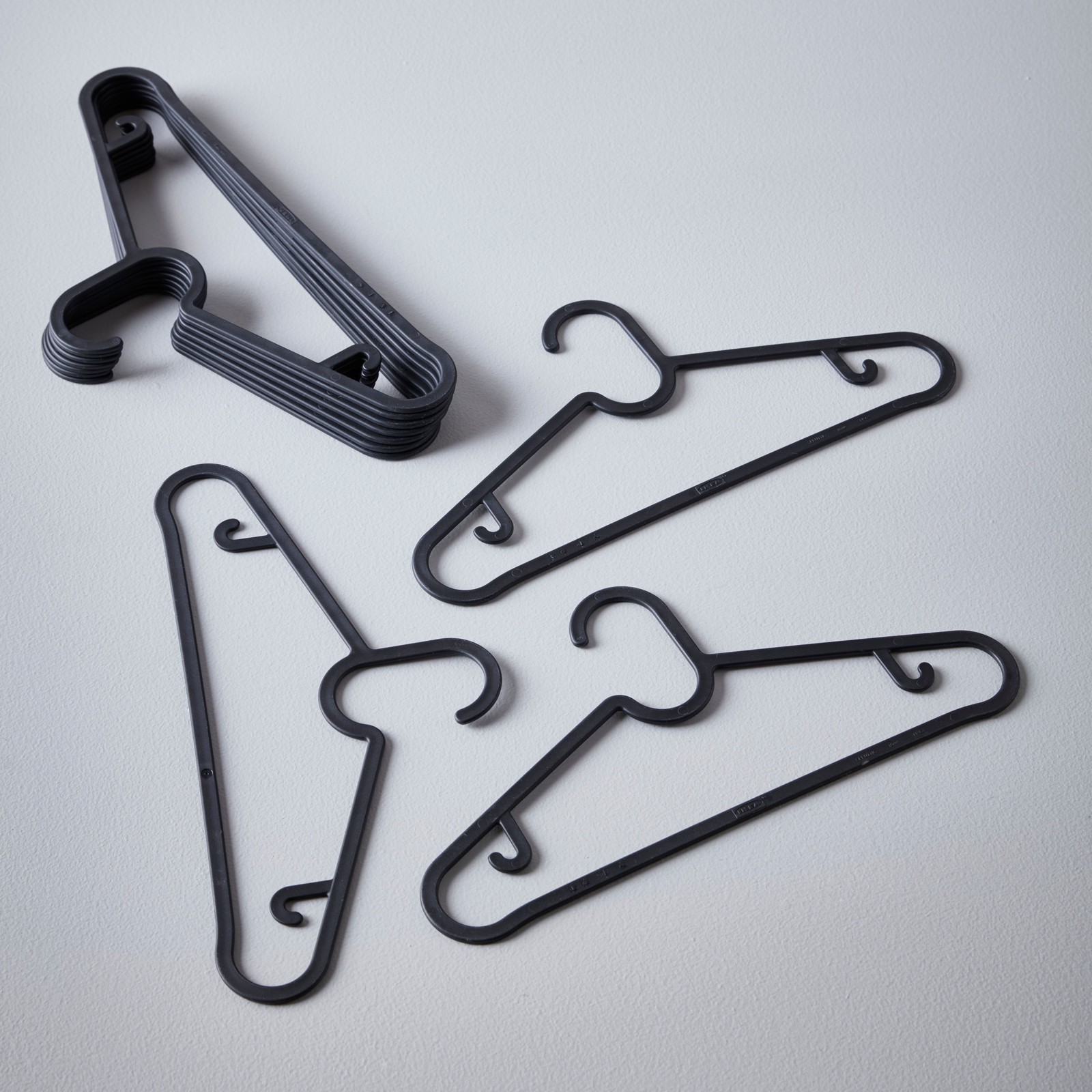 A black SPRUTTIG hanger