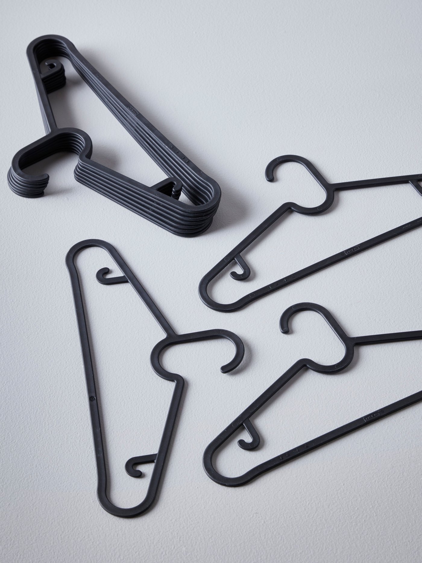 A black SPRUTTIG hanger