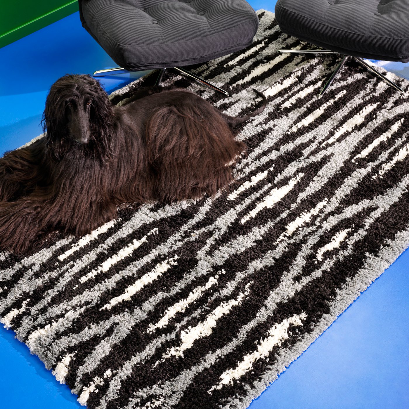 Un tapis BULLERREMSA noir, gris et blanc à poils longs.