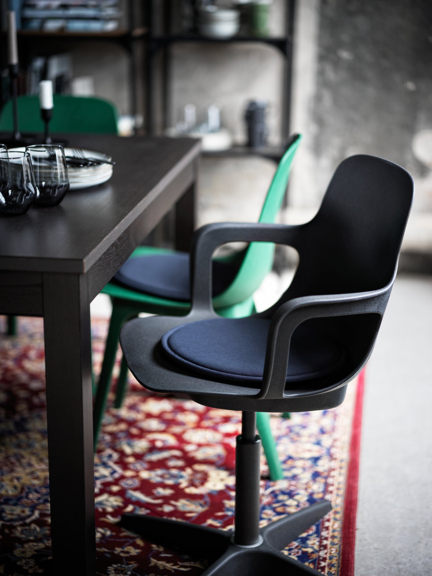 A green ODGER chair in the dining room