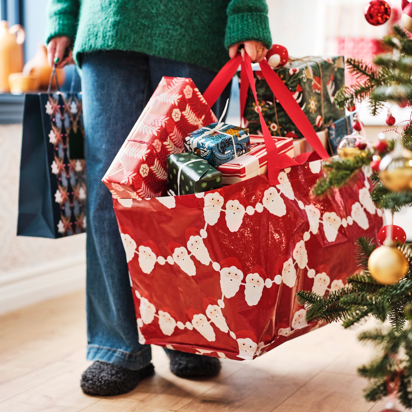 A Santa Claus pattern red VINTERFINT carrier bag, large