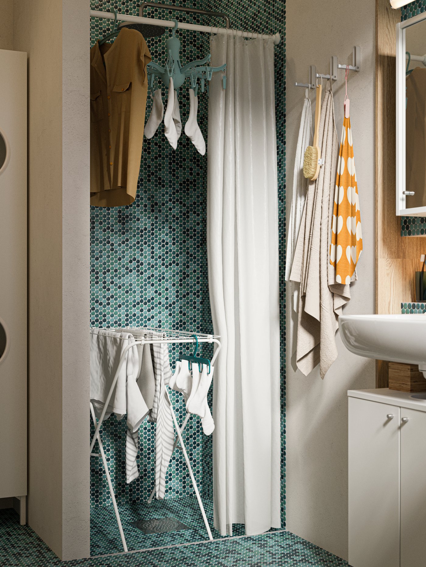 Zona de baño con un tendedero con ropa debajo de una secadora con pinzas junto a una cortina de ducha.