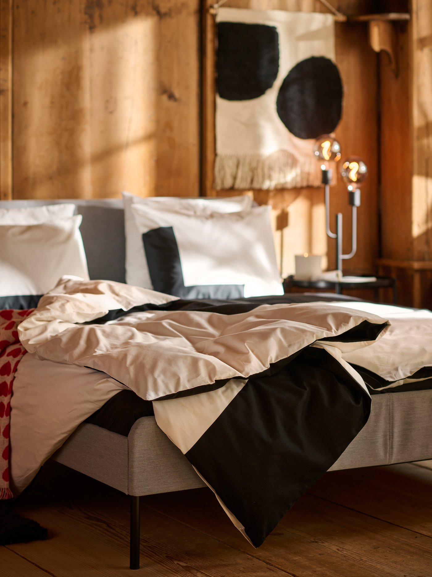 A white/black TOSSDAN duvet cover and pillowcase