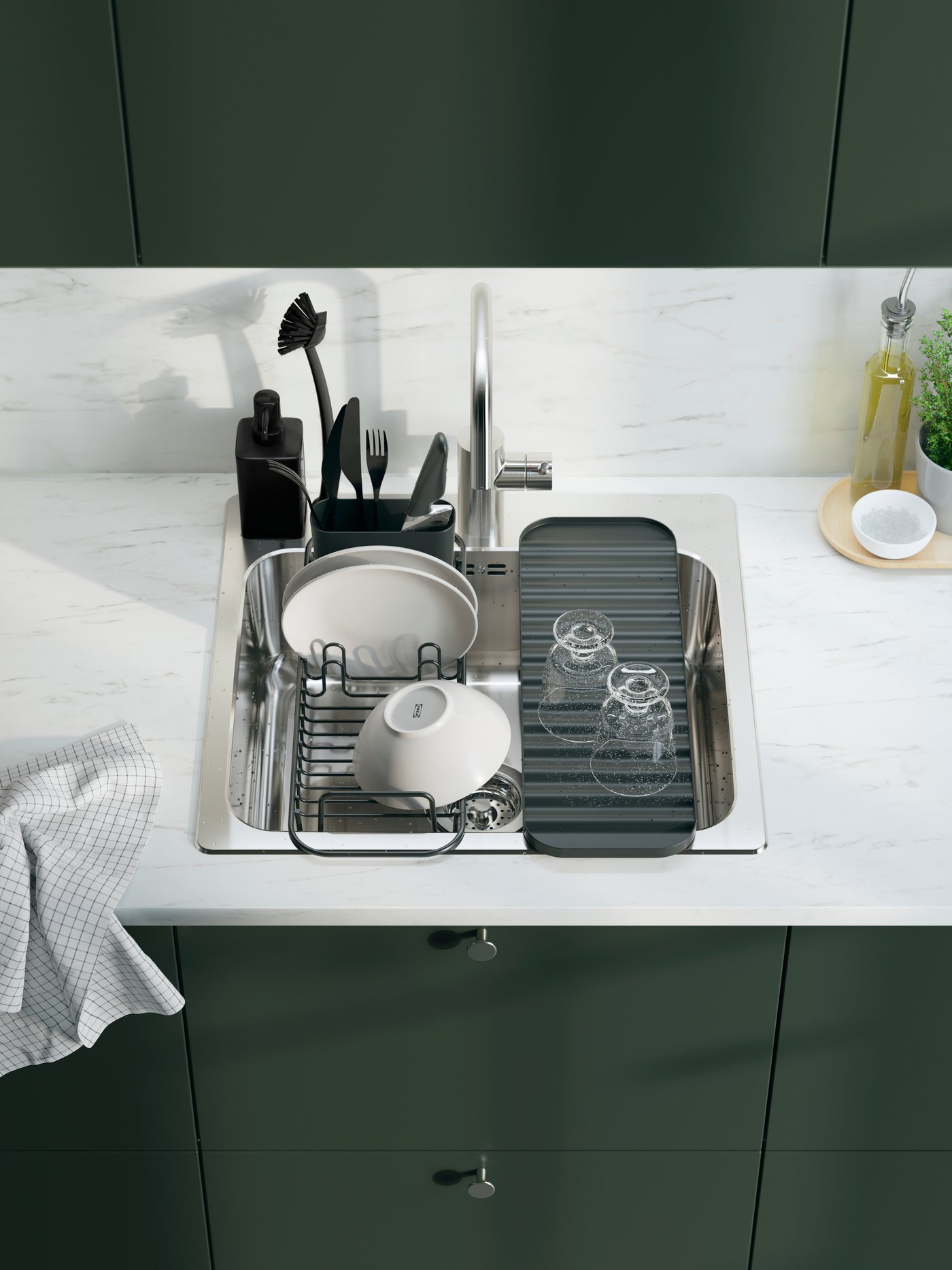 Серый дозатор мыла RINNIG на кухне