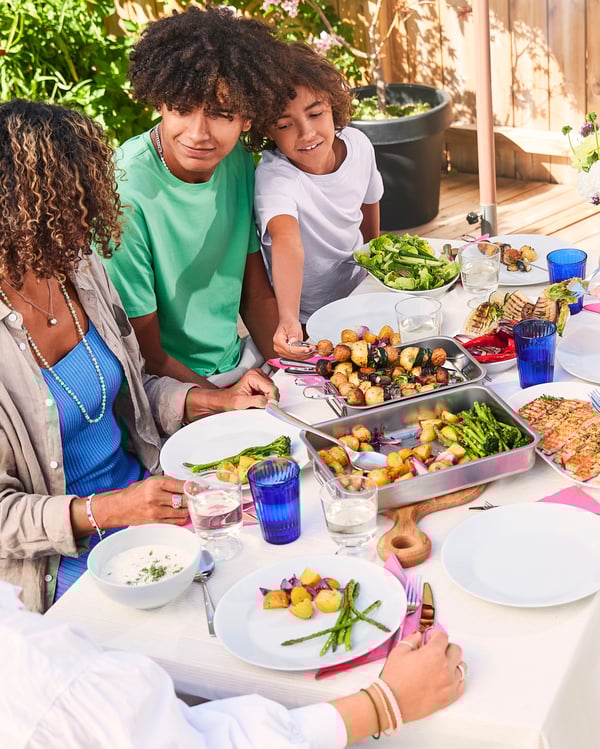 Woman with 2 kids at the table
