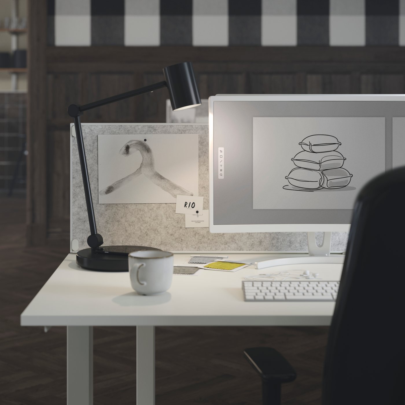 A close-up of a white TROTTEN sit/stand desk with a dark grey SMÖRKULL office chair. A white TROTTEN noticeboard is attached.