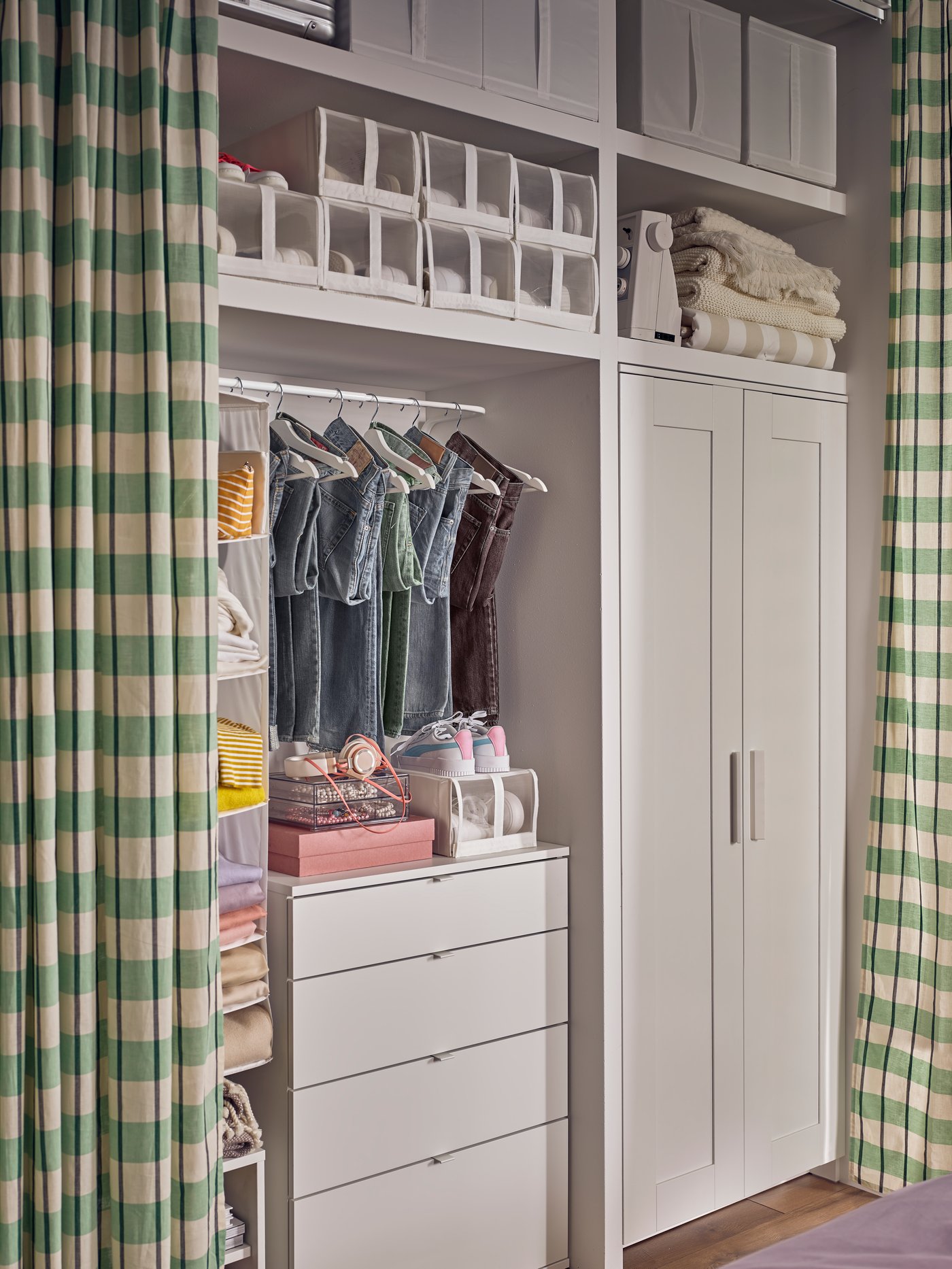Dormitorio con un armario BRIMNES blanco de 2 puertas junto a una cómoda VIHALS blanca de 4 cajones.