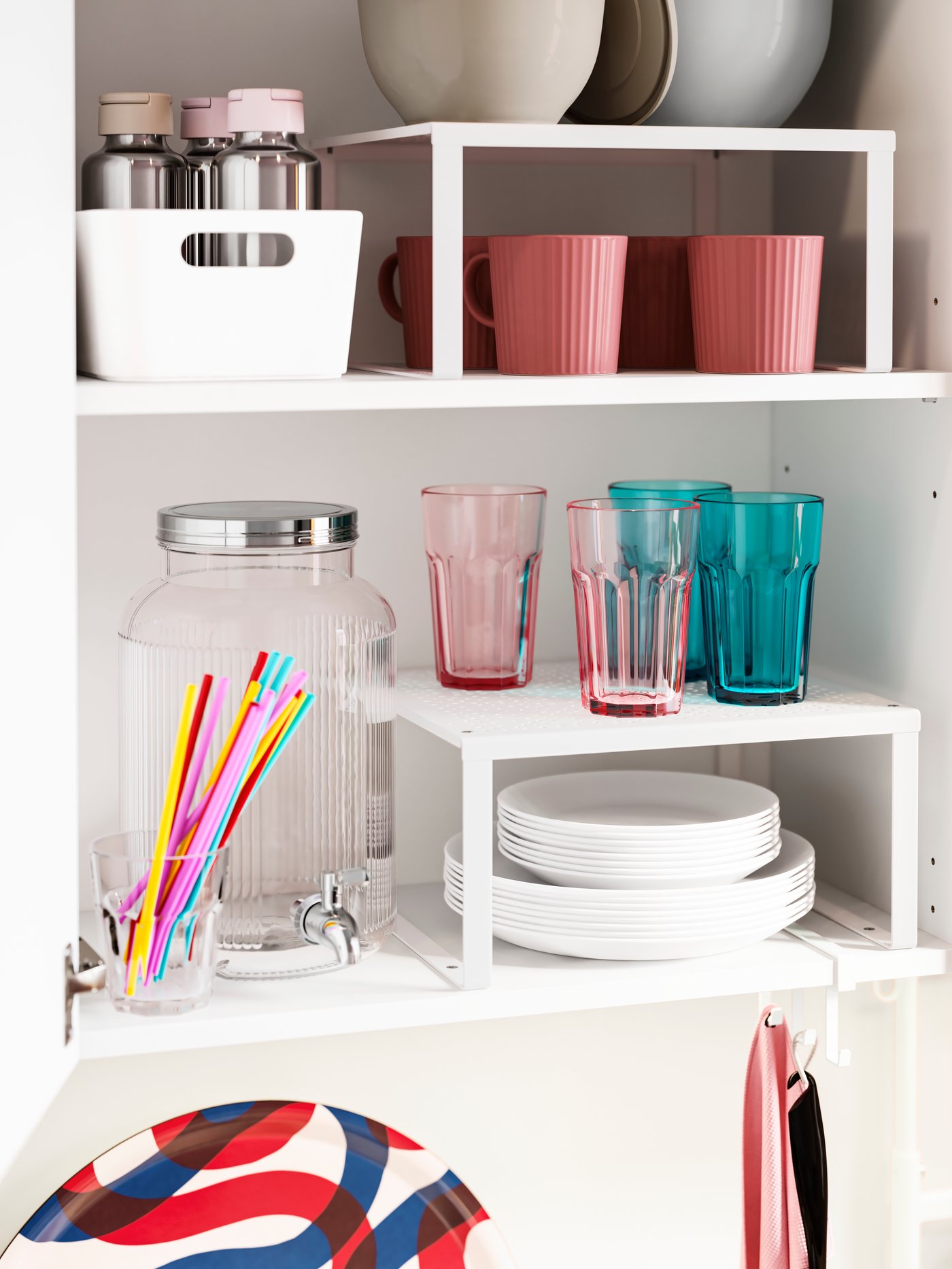 El interior de un muebles de cocna con organizadores VARIERA.