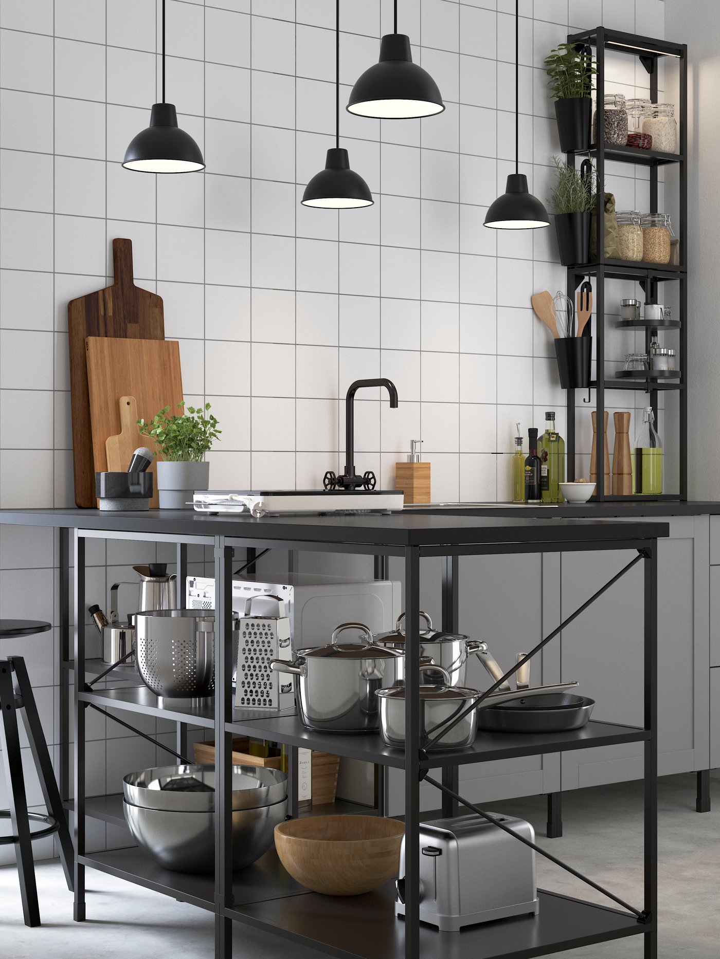 Cocina de esquina ENHET con frentes grises y estanterías abiertas en antracita con ollas y utensilios de cocina en los estantes.