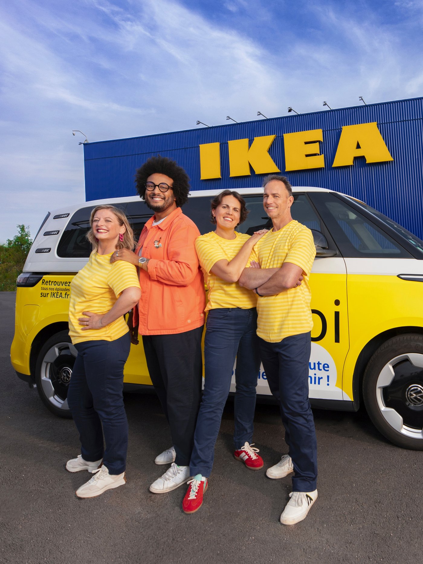 4 personnes devant un magasin IKEA.