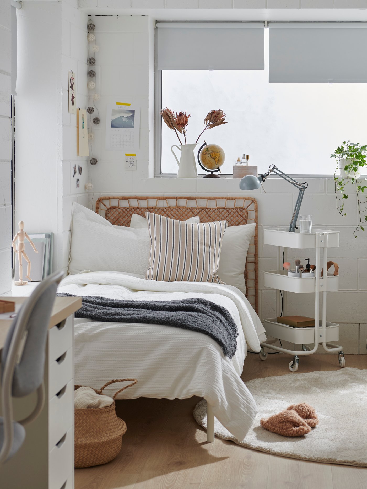A white LUKTVICKER comforter set in the bedroom