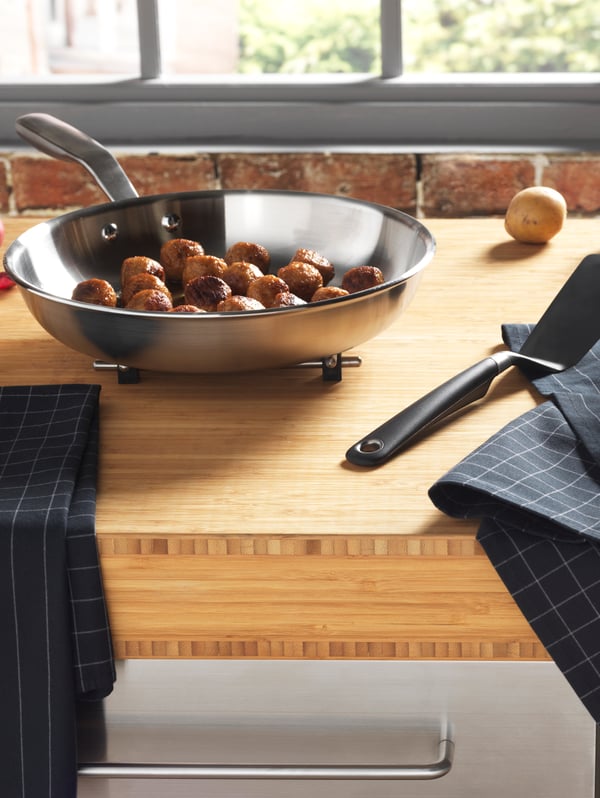 A stainless steel/black IKEA 365+ HJÄLTE turner