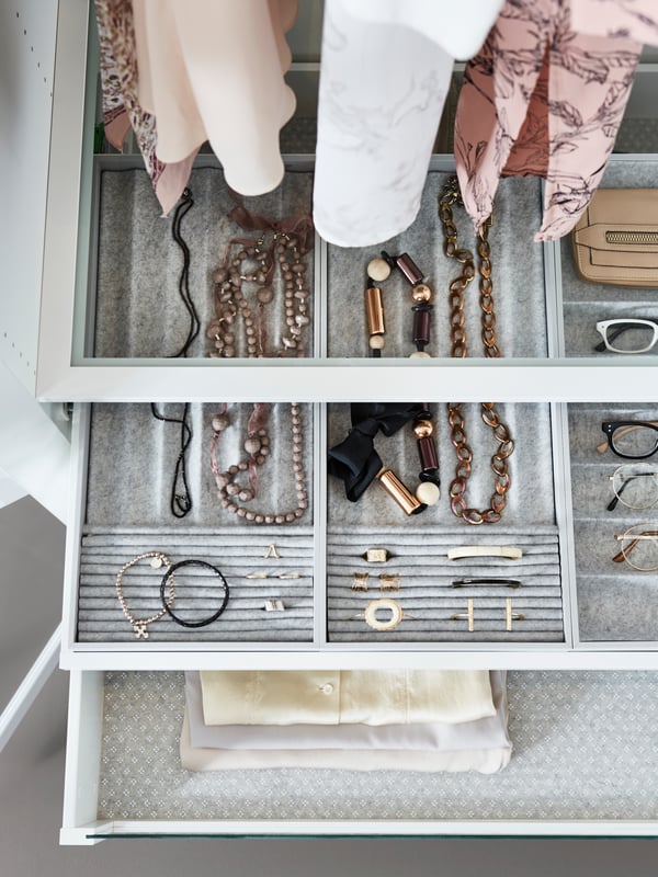 A white KOMPLEMENT drawer with glass front in the bedroom