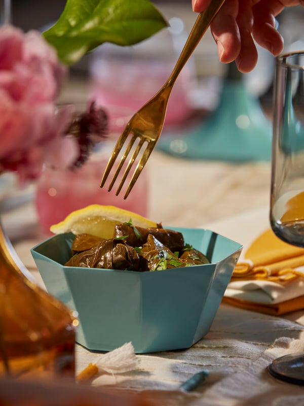 A blue GOKVÄLLÅ serving bowl
