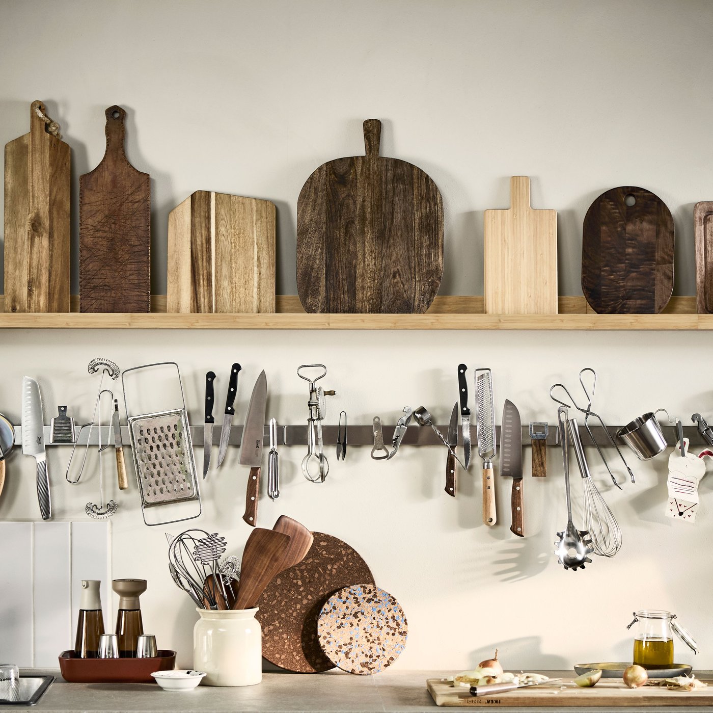 Teil einer Küche, der eine IKEA EKBACKEN Laminat Arbeitsplatte in Grau-Beige mit Steinoptik sowie HAVSTORP Fronten in Beige in Szene setzt.