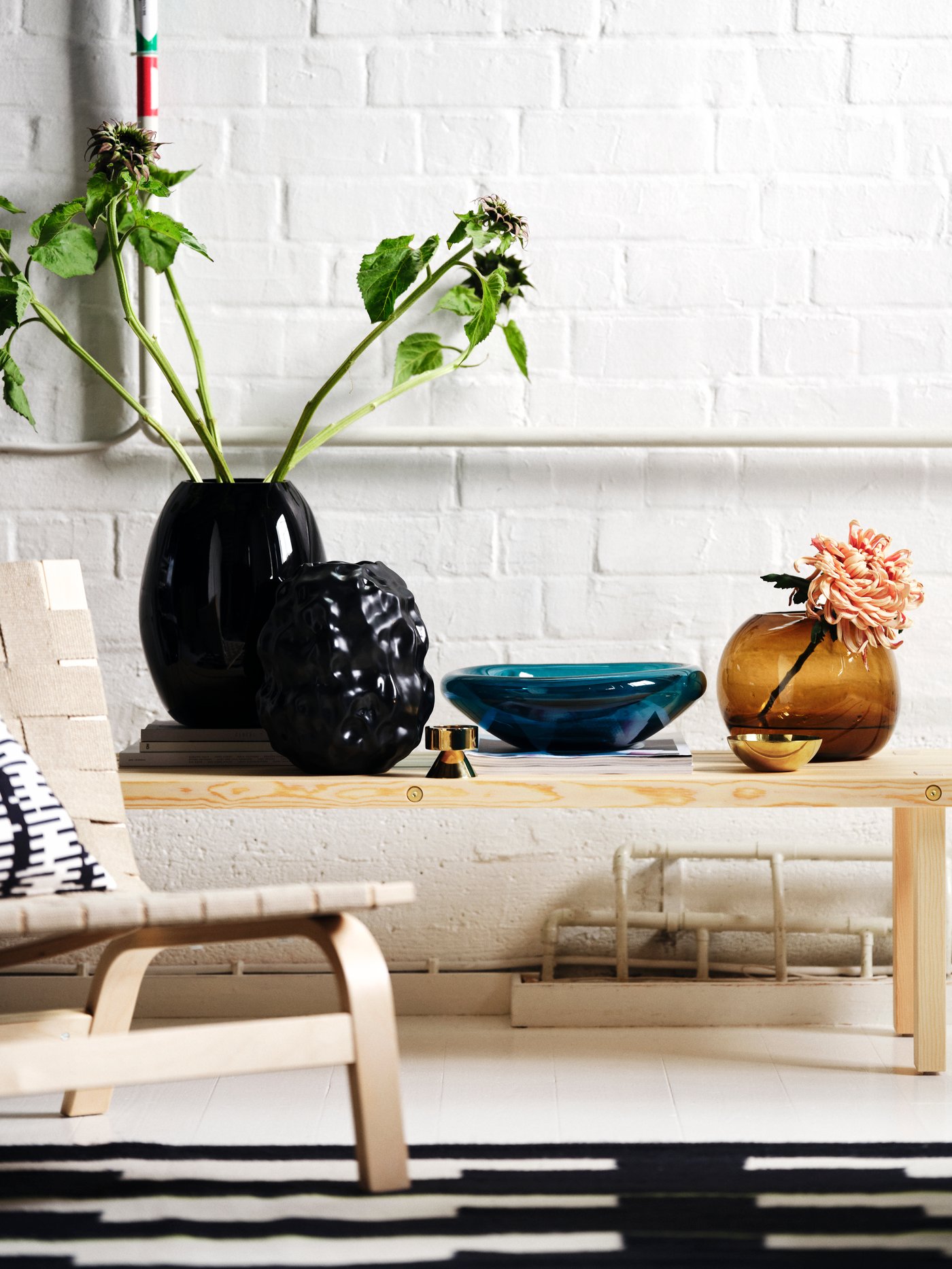 Una ciotola STOCKHOLM 2025 blu scuro-turchese in salotto