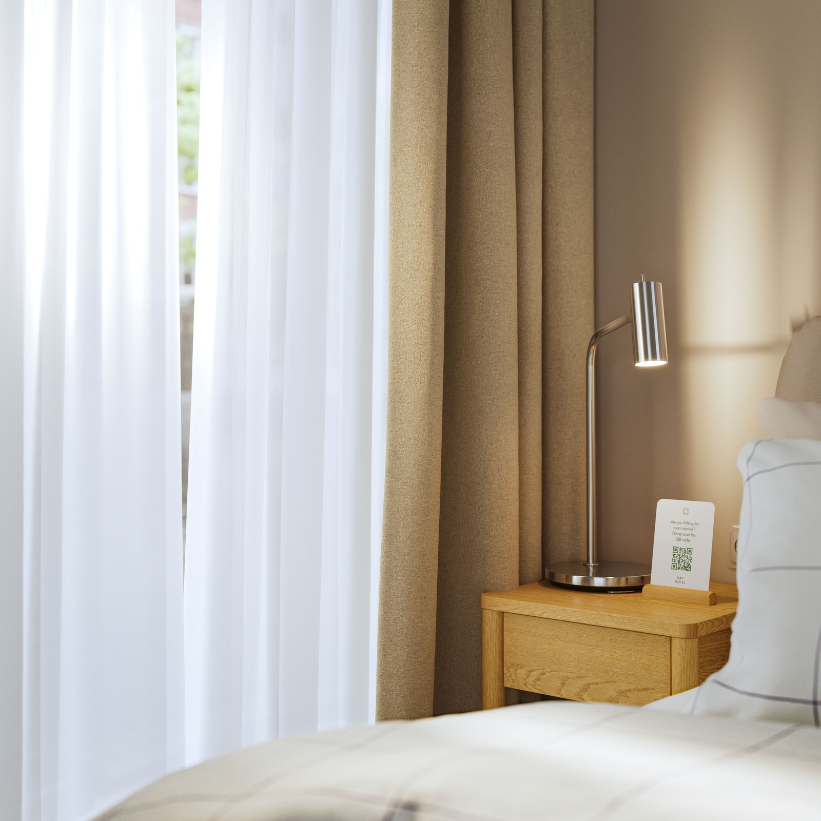 Et par tynne, hvite HILJA gardiner og gulbeige ROSENMANDEL lysdempende gardiner i et vindu i et hotellrom.