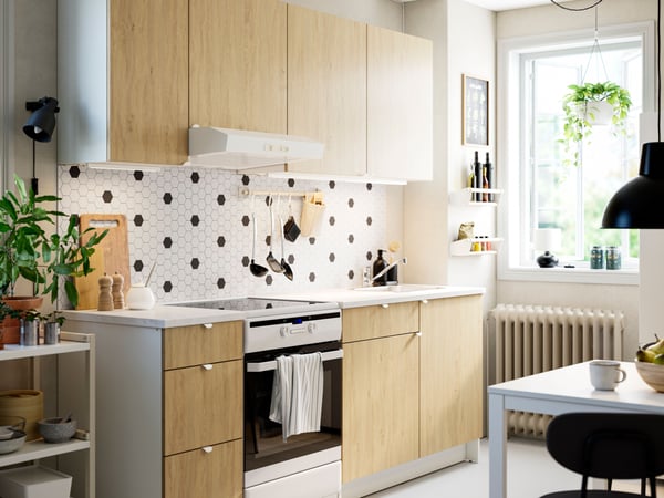 Une cuisine avec la gamme KNOXHULT de chez IKEA.